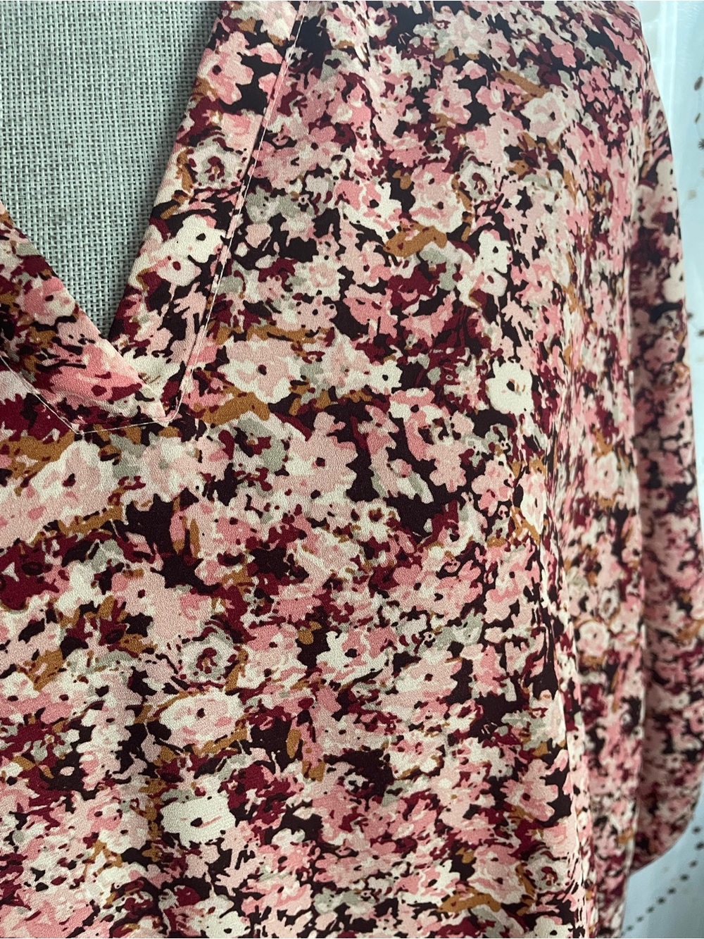 Maurice’s Red & Pink Floral V-Neck Blouse - Picture 2 of 4